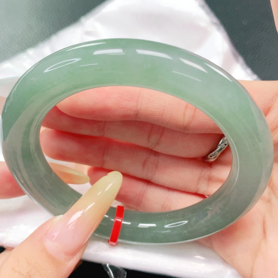 翡翠手镯未镶嵌55。