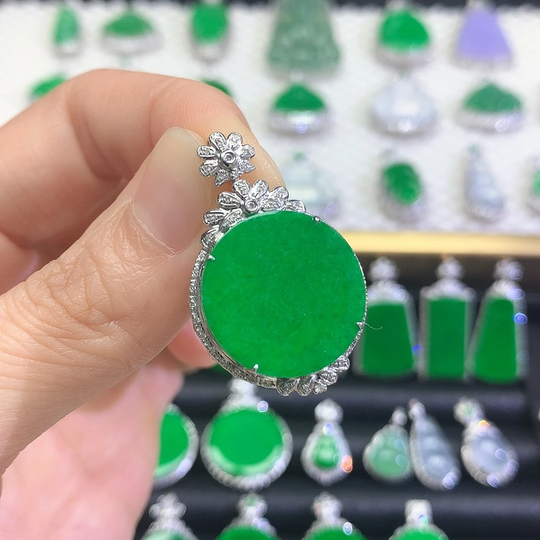 颈饰18K金镶嵌翡翠吊坠