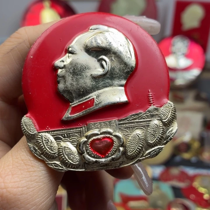 青***雪爷爷像章一枚品相如图