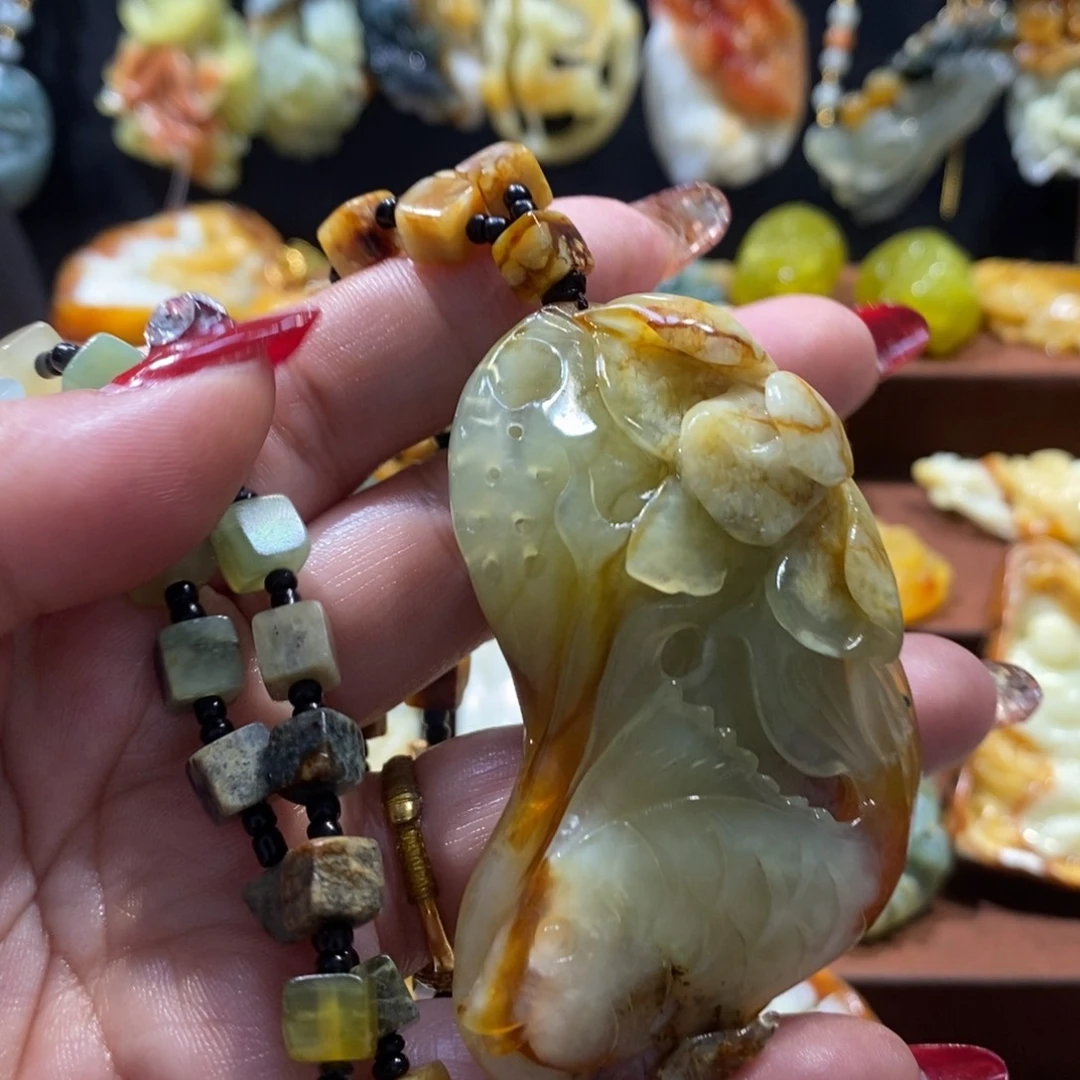 蛇纹石玉颈饰未镶嵌