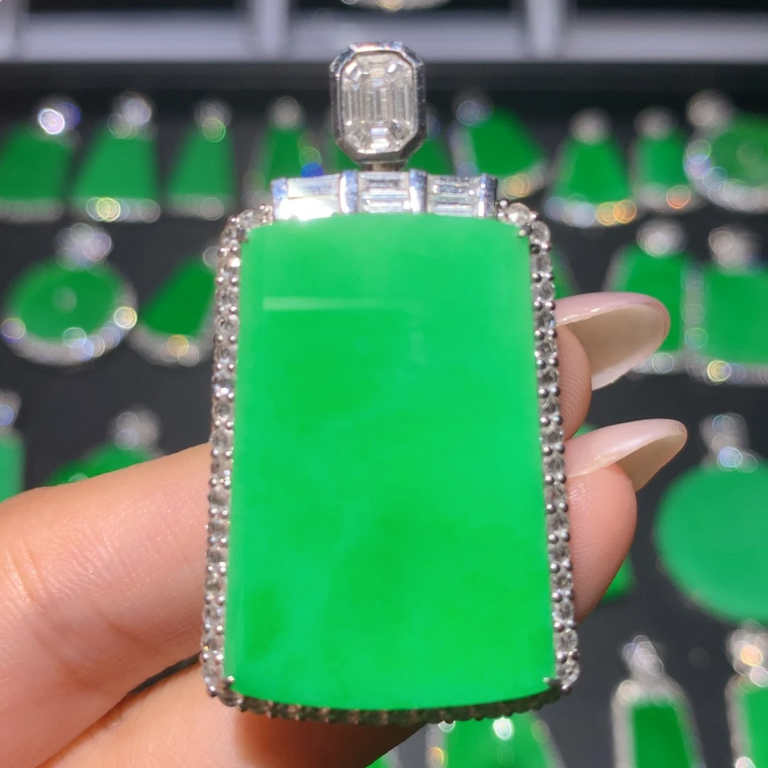 翡翠18K金镶嵌颈饰翡翠