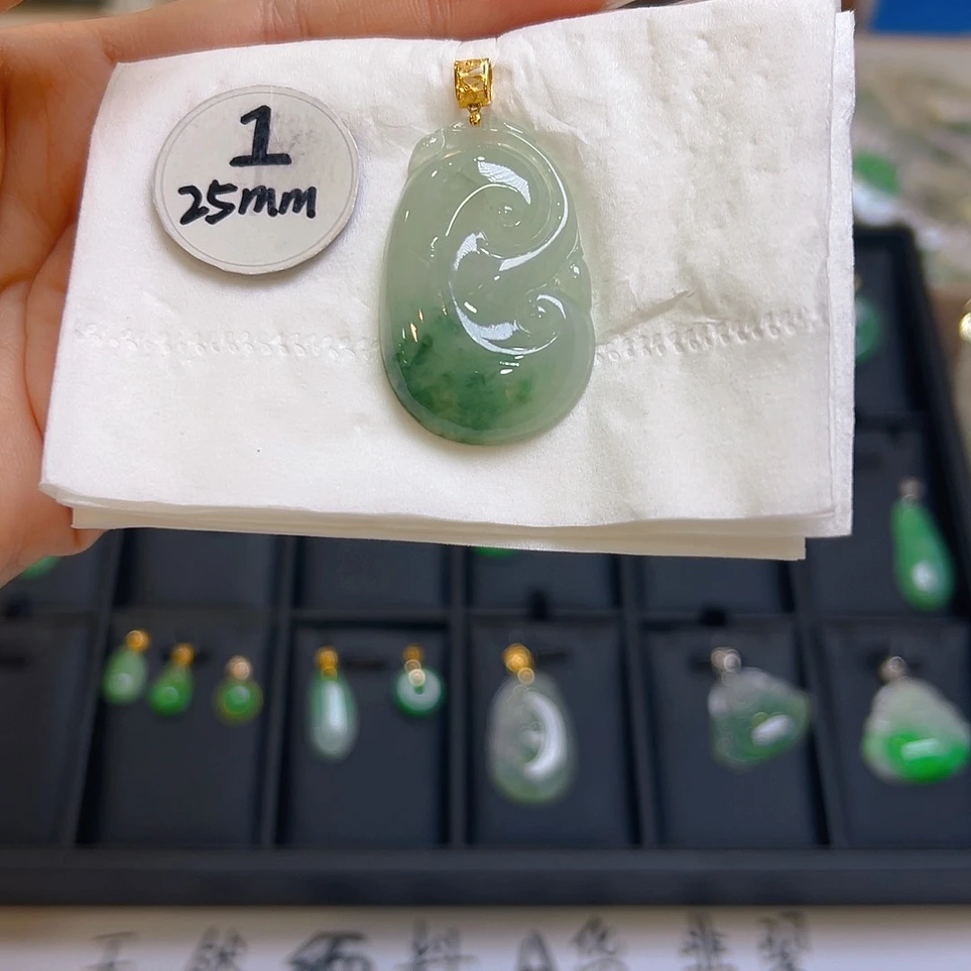 翡翠颈饰18K金镶嵌翡翠