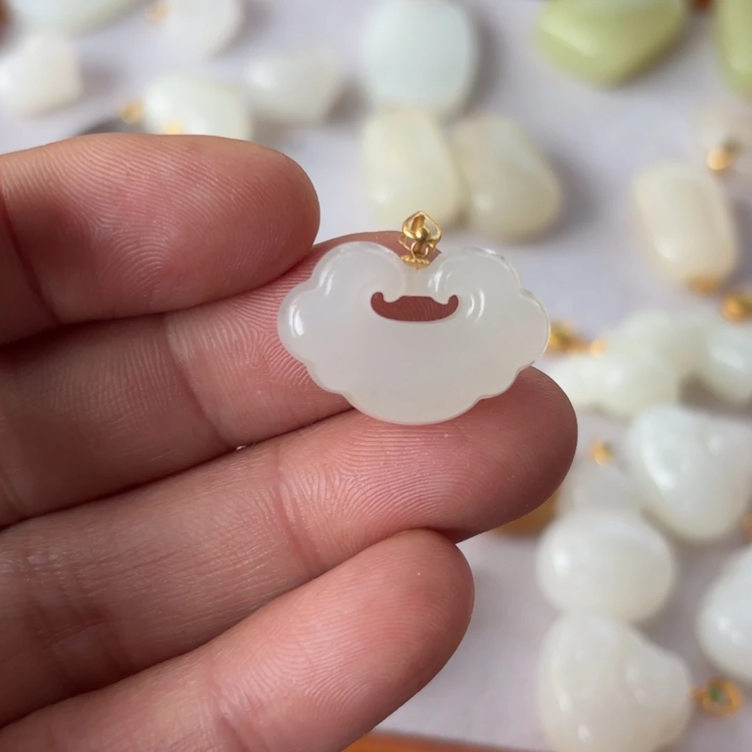 颈饰18K金镶嵌和田玉如意卡24mm