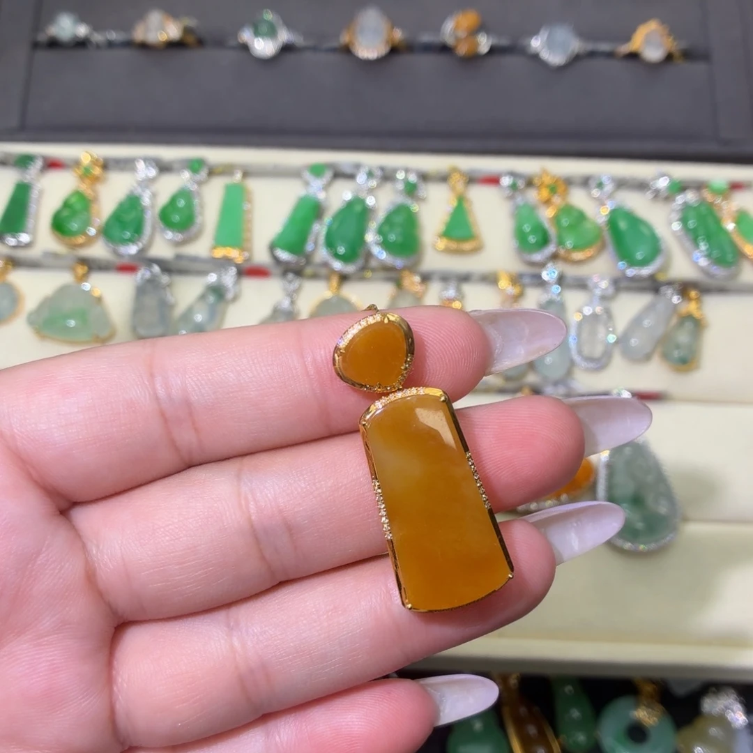 颈饰18K金镶嵌翡翠