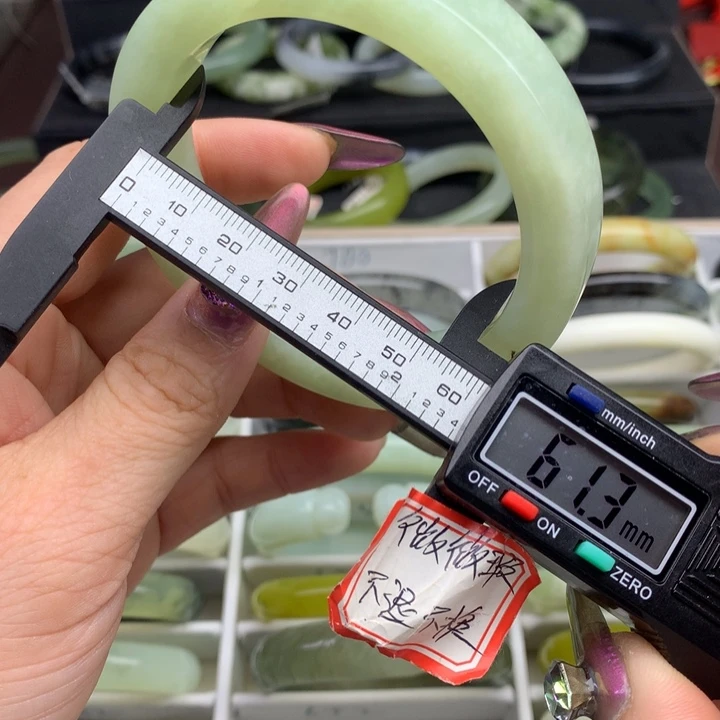 蛇纹石玉手镯未镶嵌700