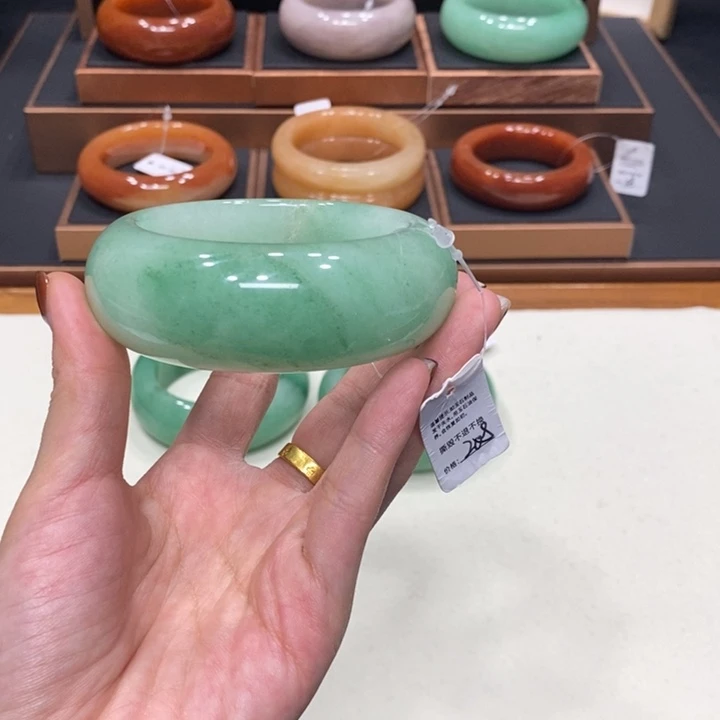 红***胜石英质玉未镶嵌佘