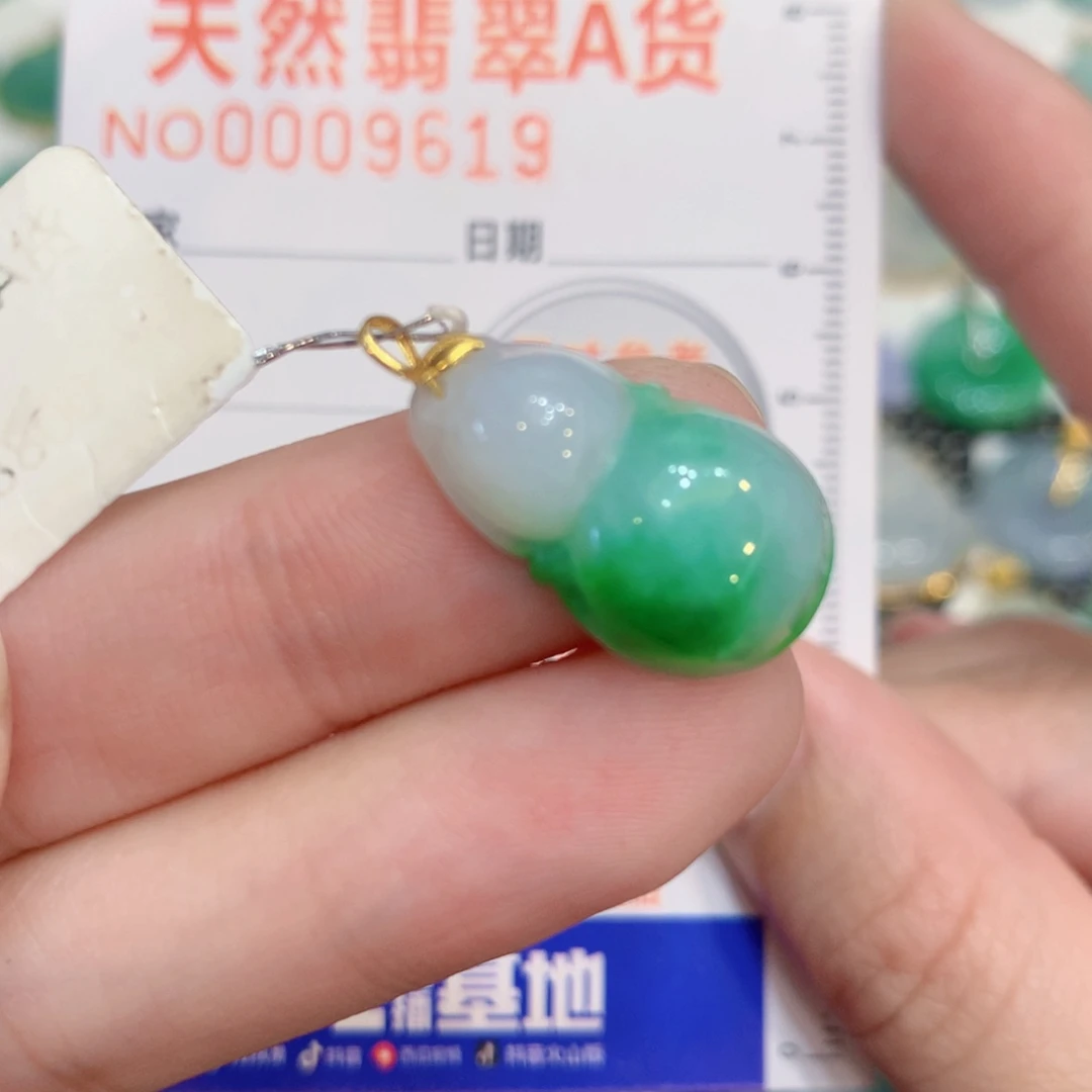 翡翠18K金镶嵌颈饰葫芦