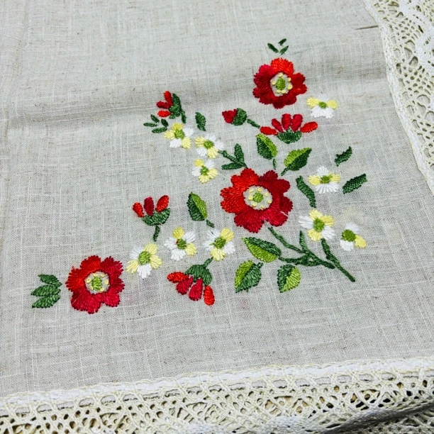 M327  毛线绣三朵小红花长方桌布150*220cm