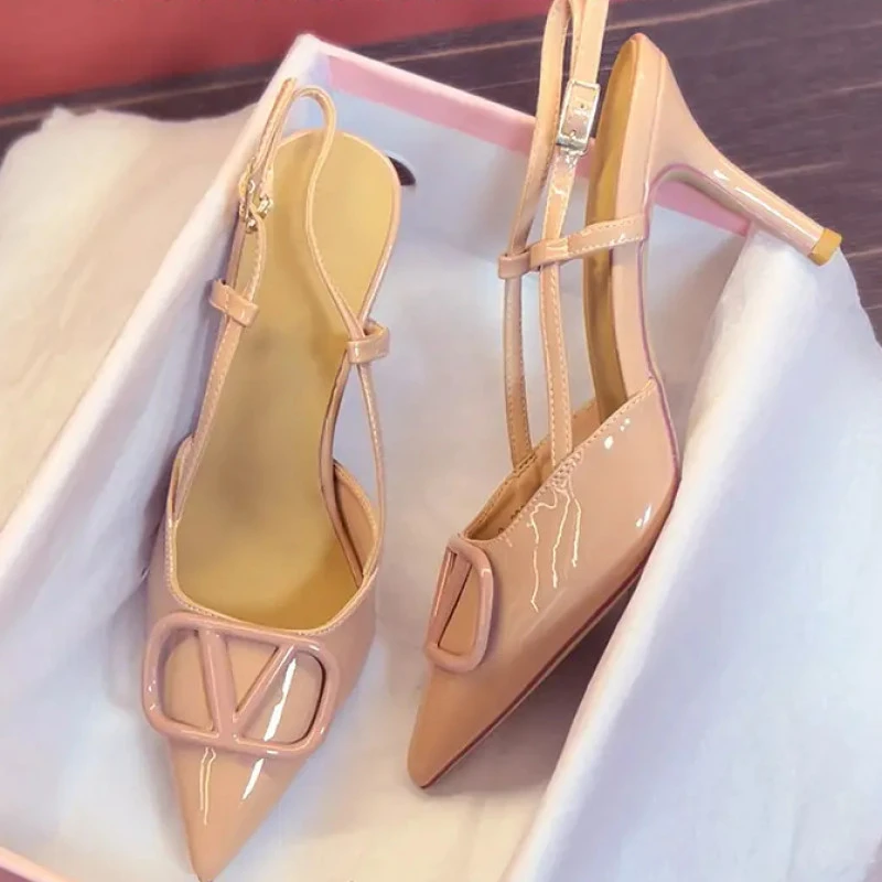 2025年夏季新款裸色漆皮V扣细跟高跟鞋女尖头百搭气质一字带凉鞋