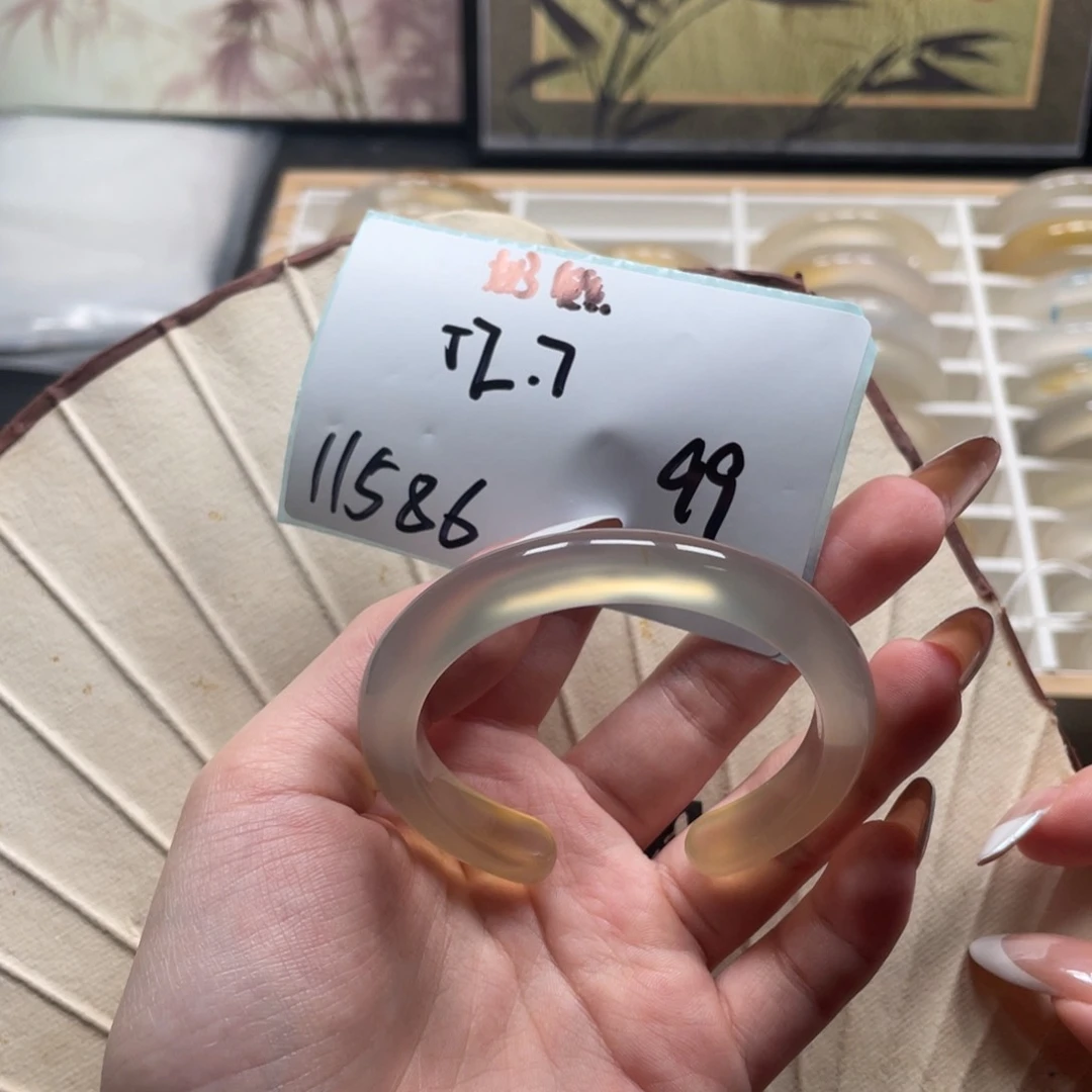 奶****玛瑙/玉髓手镯未镶嵌11586