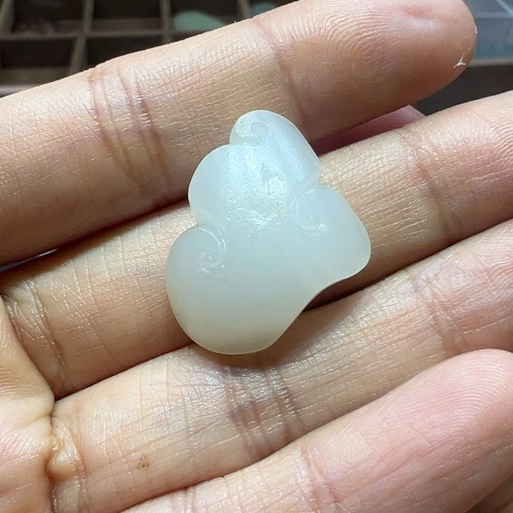 和田玉未镶嵌颈饰如意