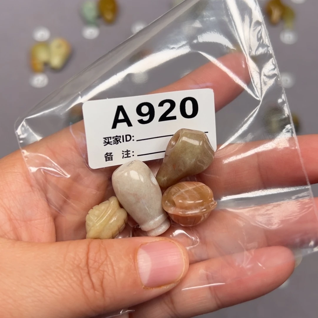 未镶嵌蛇纹石玉颈饰金*豹微瑕不退不换