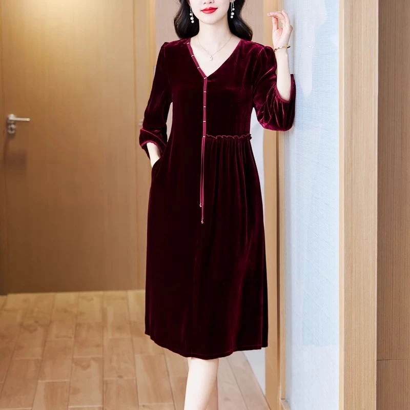 2025秋新款V领高级感中式国风纯色桑蚕丝减龄洋气真丝绒连衣裙女