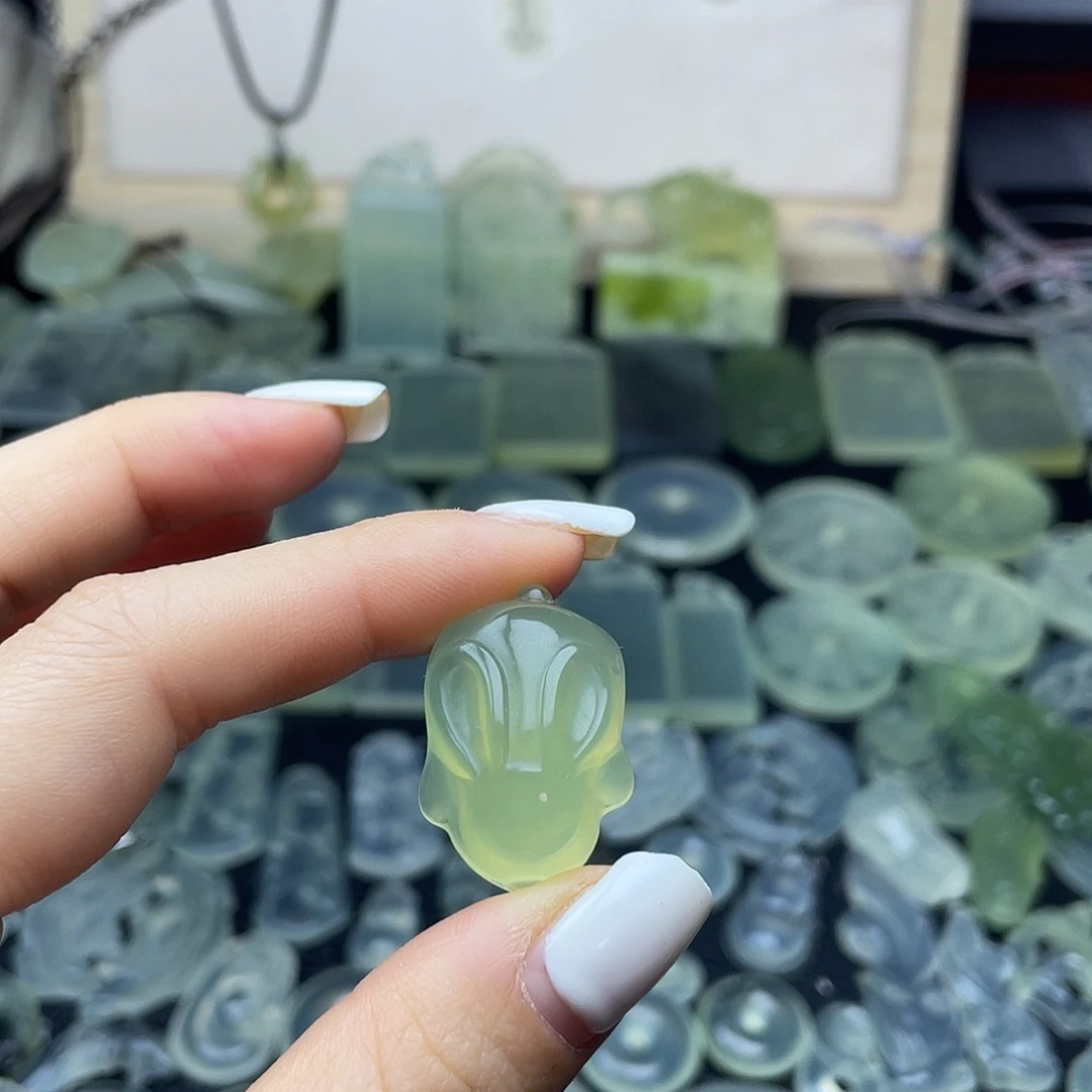 岫玉未镶嵌项圈兔子