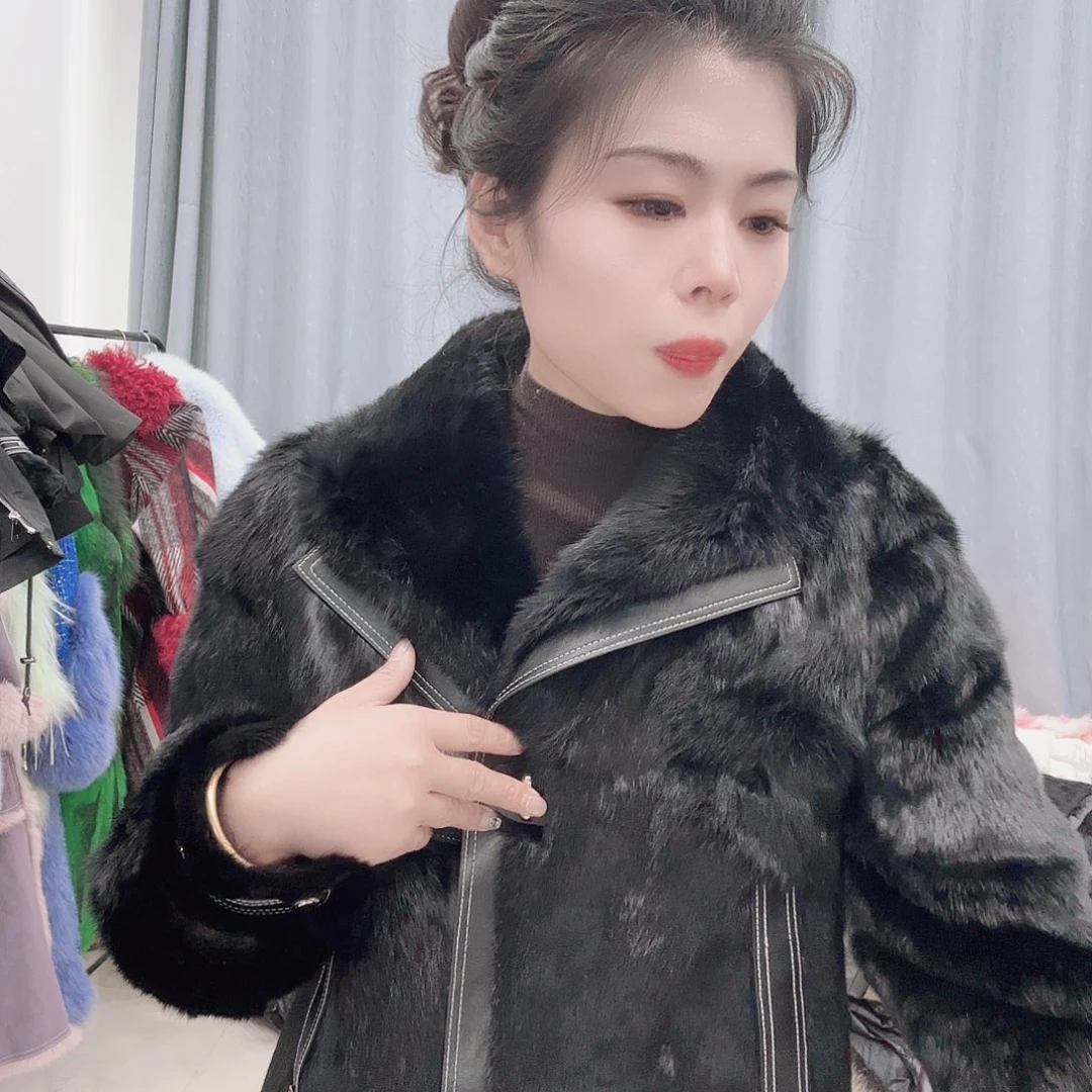 皮草搭配黑色西装