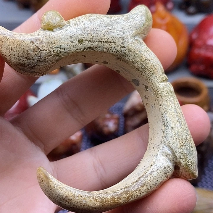 未镶嵌蛇纹石玉颈饰
