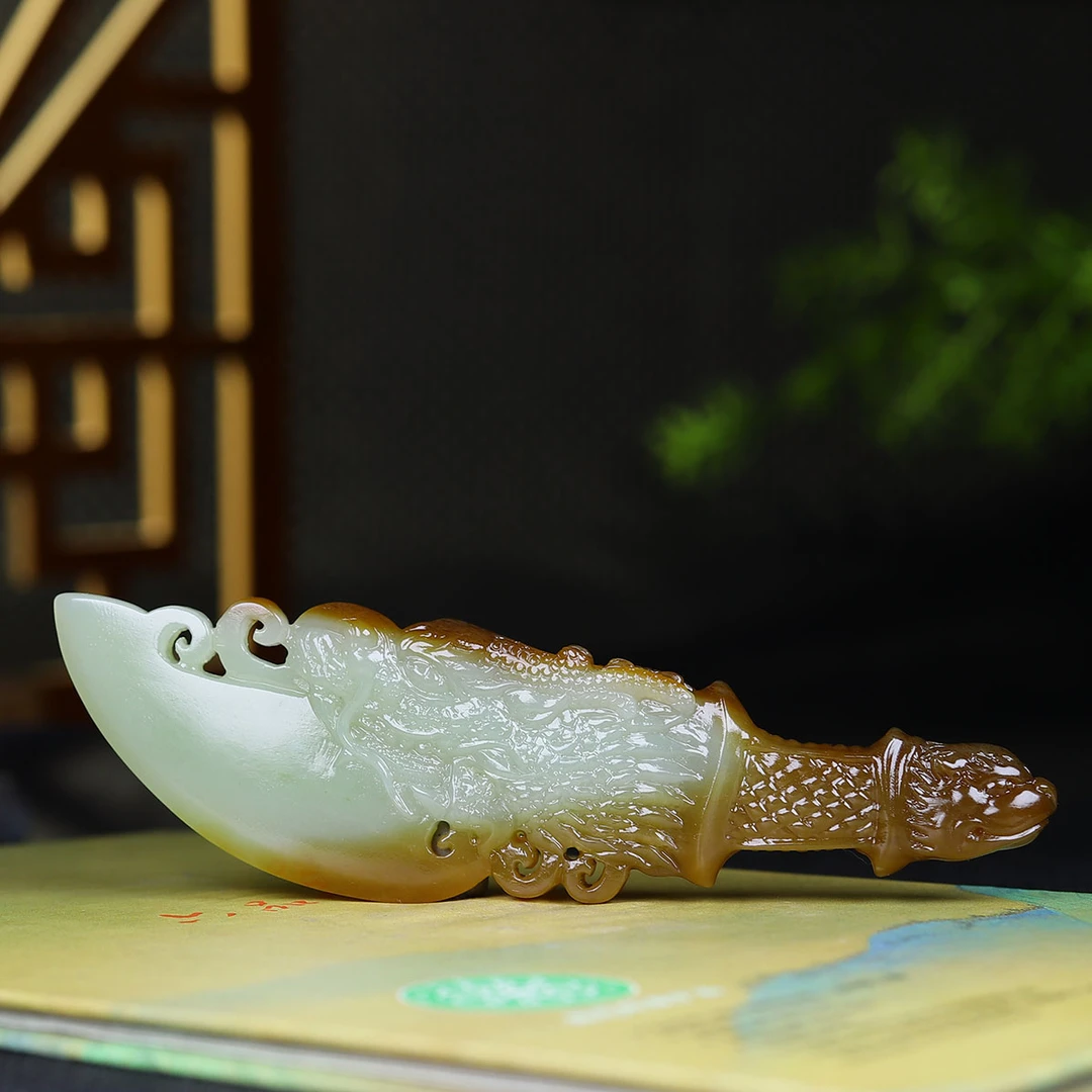 101870和田玉且末料龙刀把件