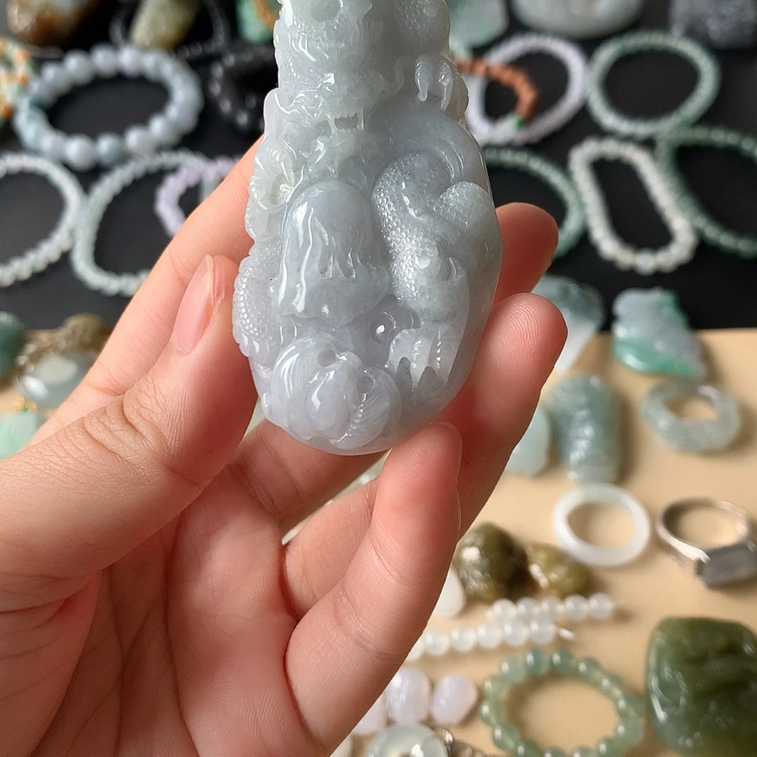 翡翠未镶嵌颈饰龙牌