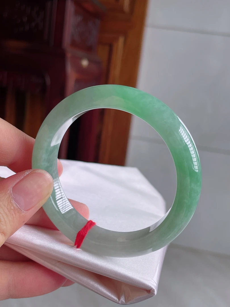 53-54圈冰润飘阳绿翡翠手镯时尚绿色翡翠色平安镯