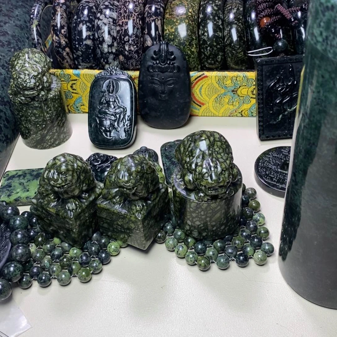 兰***涂蛇纹石玉未镶嵌颈饰