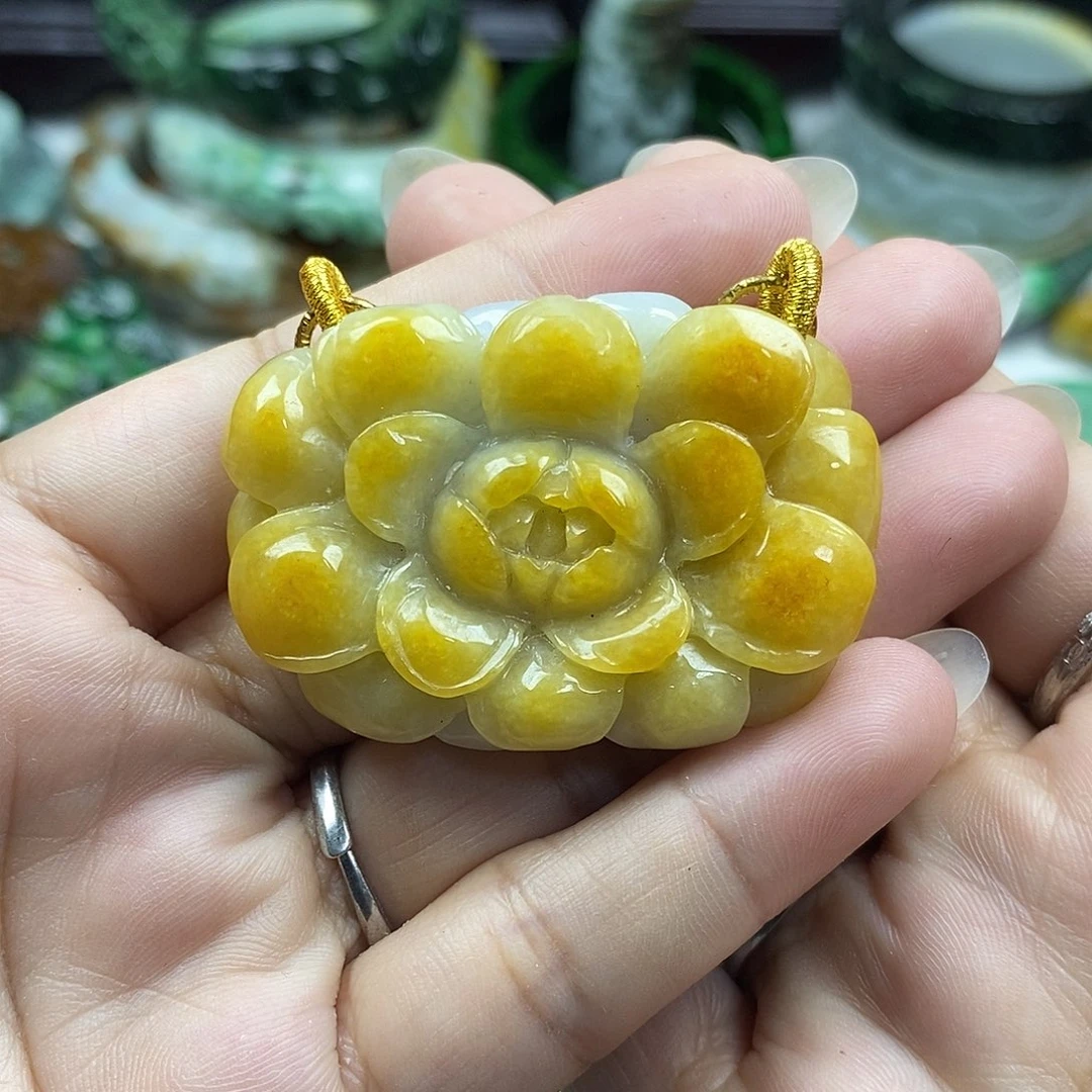 颈饰未镶嵌翡翠女**酒牌子