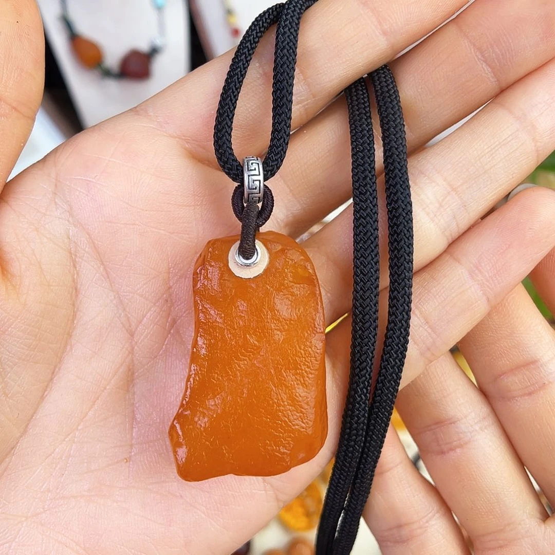 未镶嵌琥珀珠宝奇石。