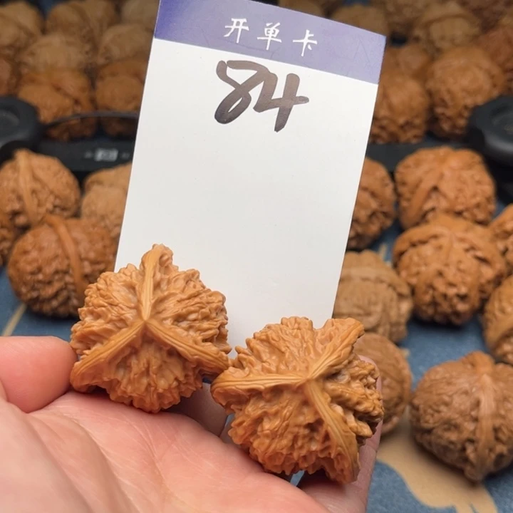 文玩核桃吊坠三棱 38精修 84