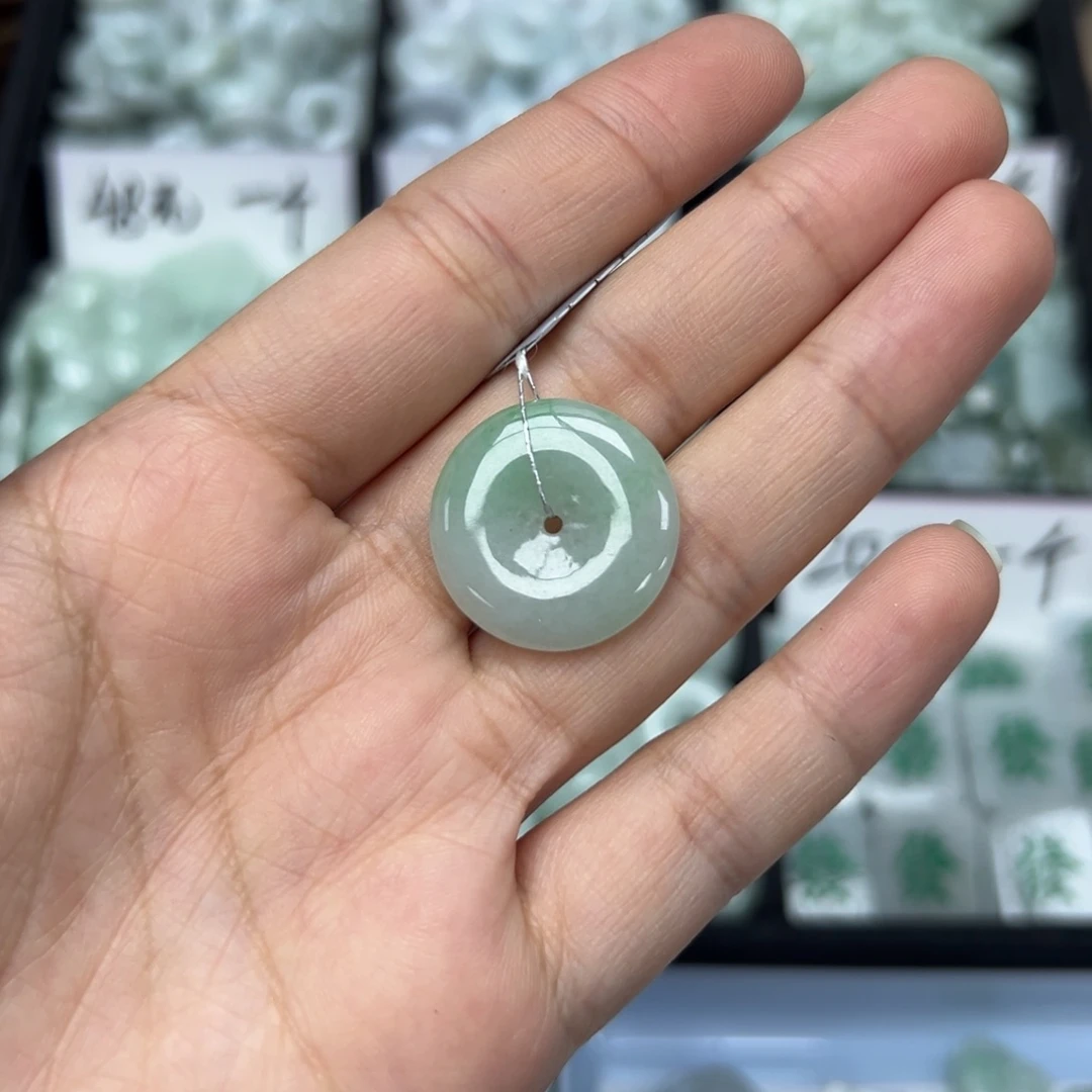 翡翠颈饰未镶嵌平安扣