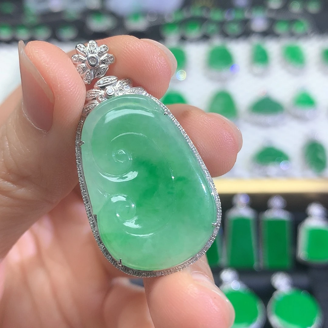 颈饰18K金镶嵌翡翠吊坠