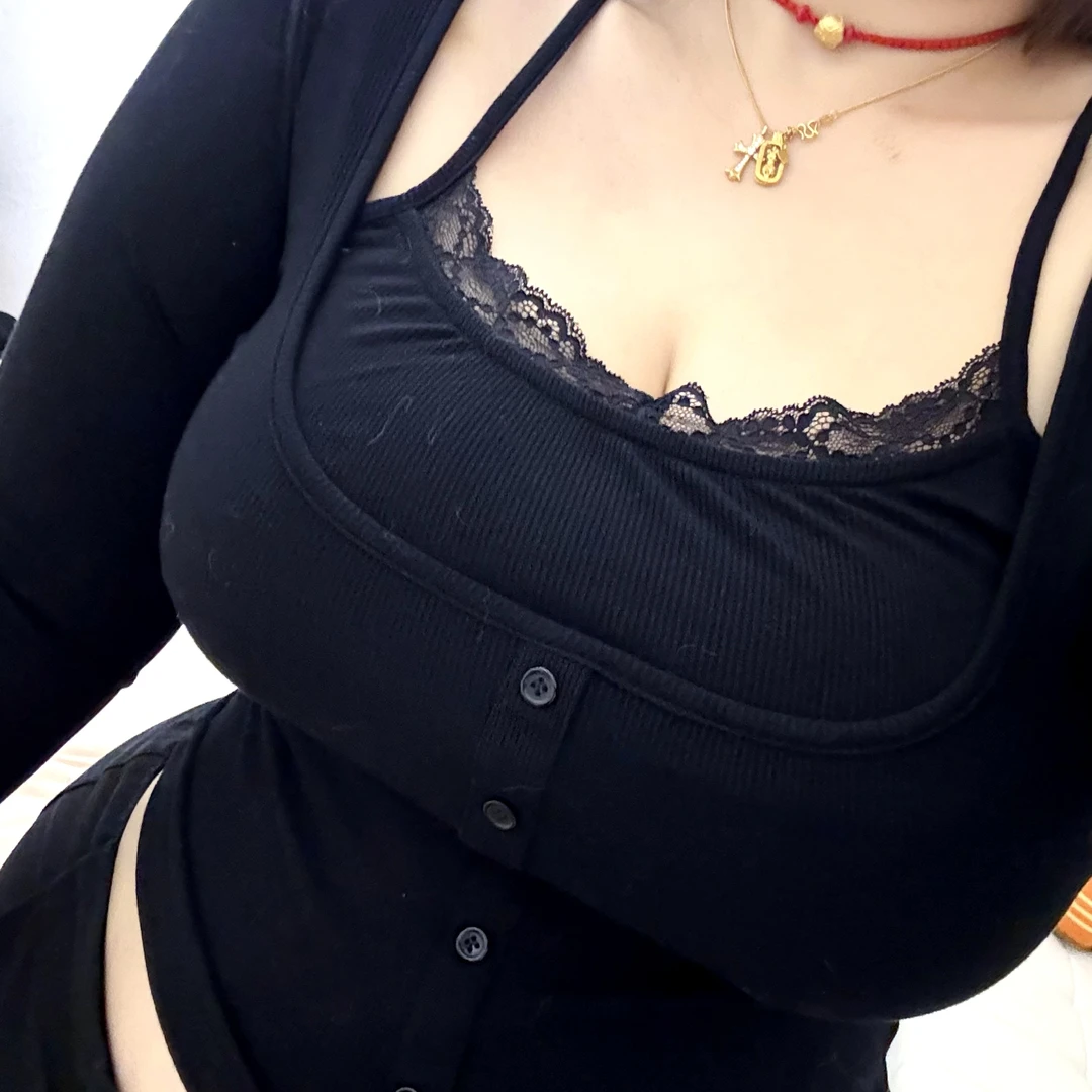 180的陈橙橙大码性感心机纯欲风假两件套蕾丝吊带修身长袖上衣