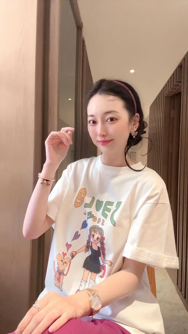 【张静芝】麻花辫遛狗女孩字母短袖T恤