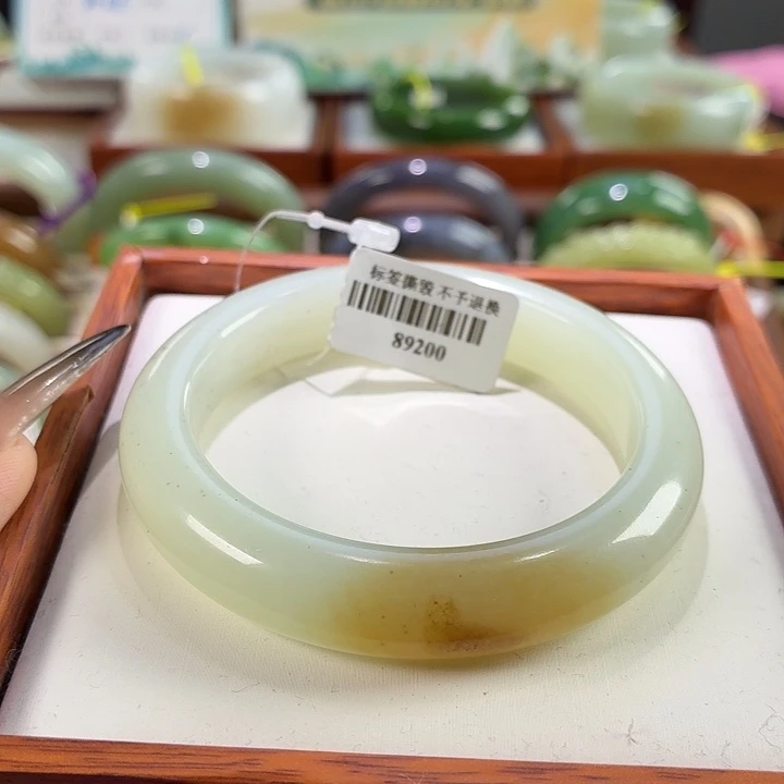 ，***。和田玉未镶嵌手镯54.8