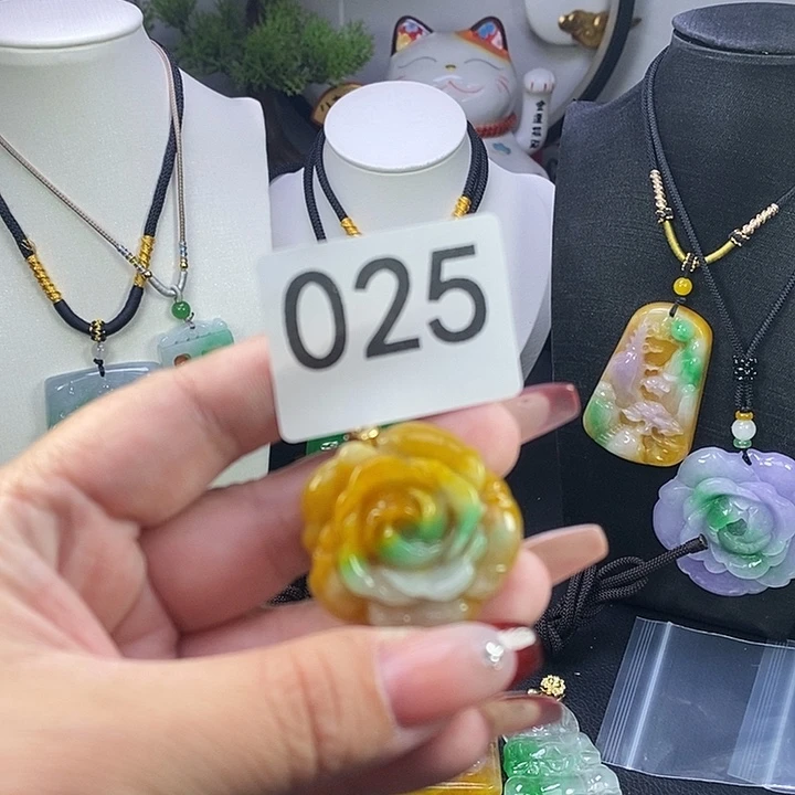 翡翠未镶嵌吊坠(赠链)