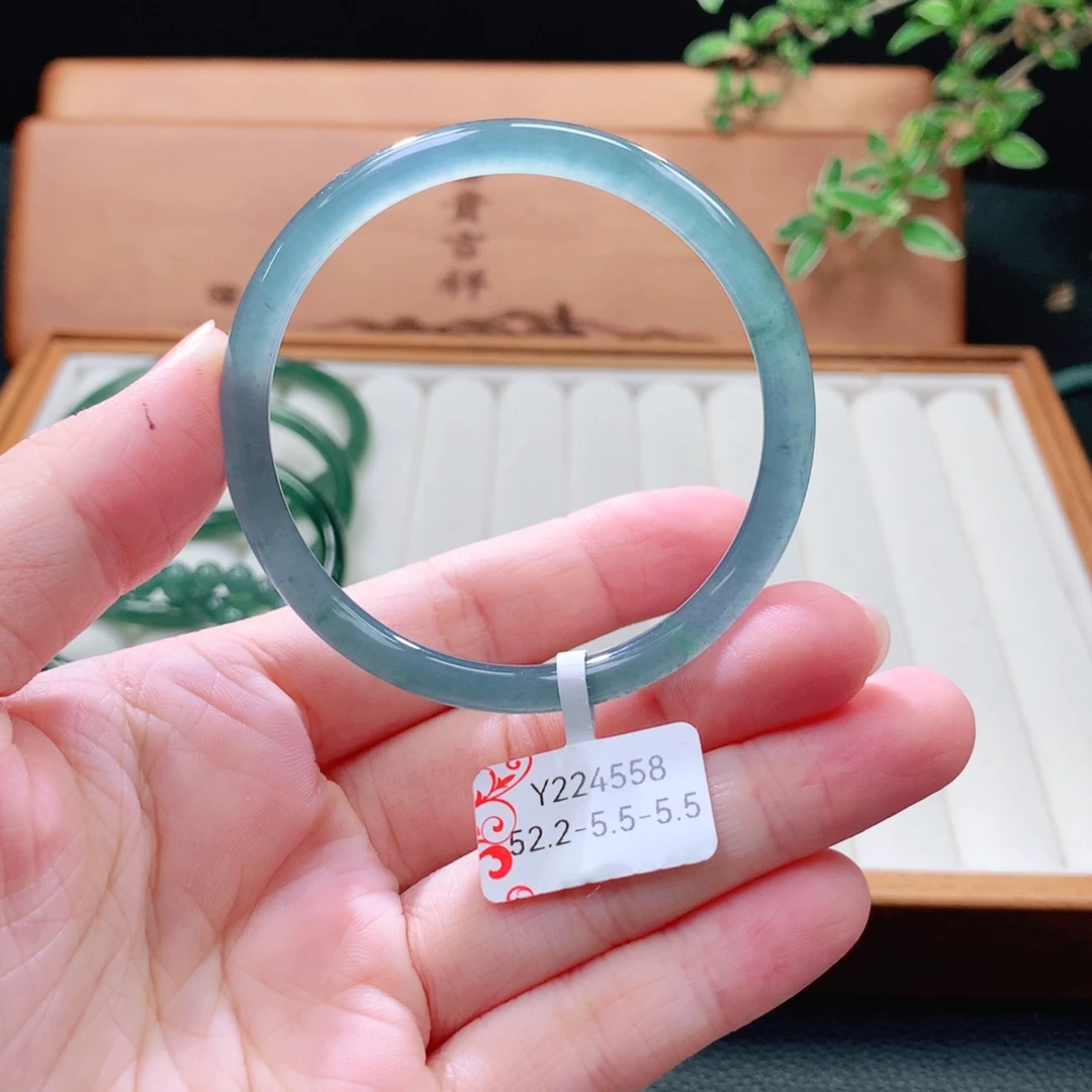 翡翠未镶嵌手镯（圆镯）