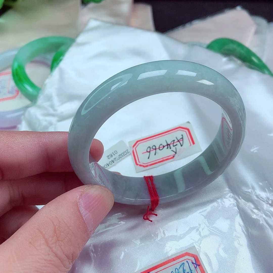 翡翠手镯未镶嵌圈口56
