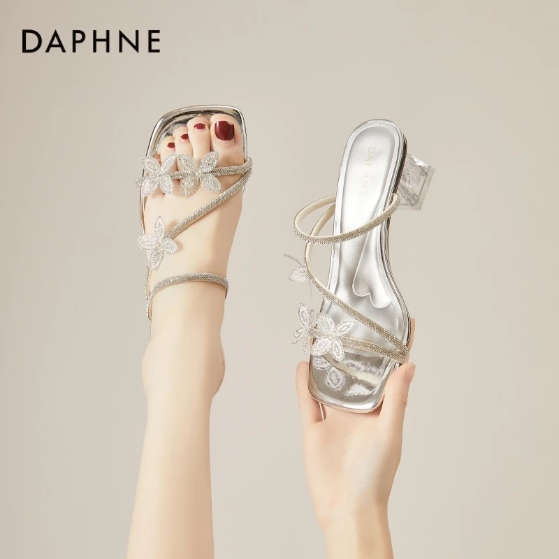 达芙妮夏季女士一字凉拖外出2025夏季新款爆款仙女风搭裙子一字拖