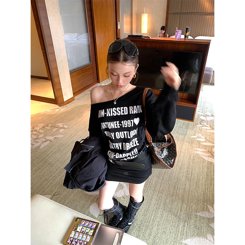 韩版辣妹纯欲风字母印花一字肩连衣裙女装秋季修身显瘦包臀裙短裙