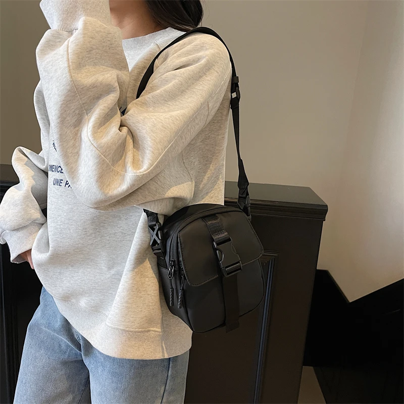 牛津布休闲小包包女2025新款运动风百搭手机包小众设计单肩斜挎包