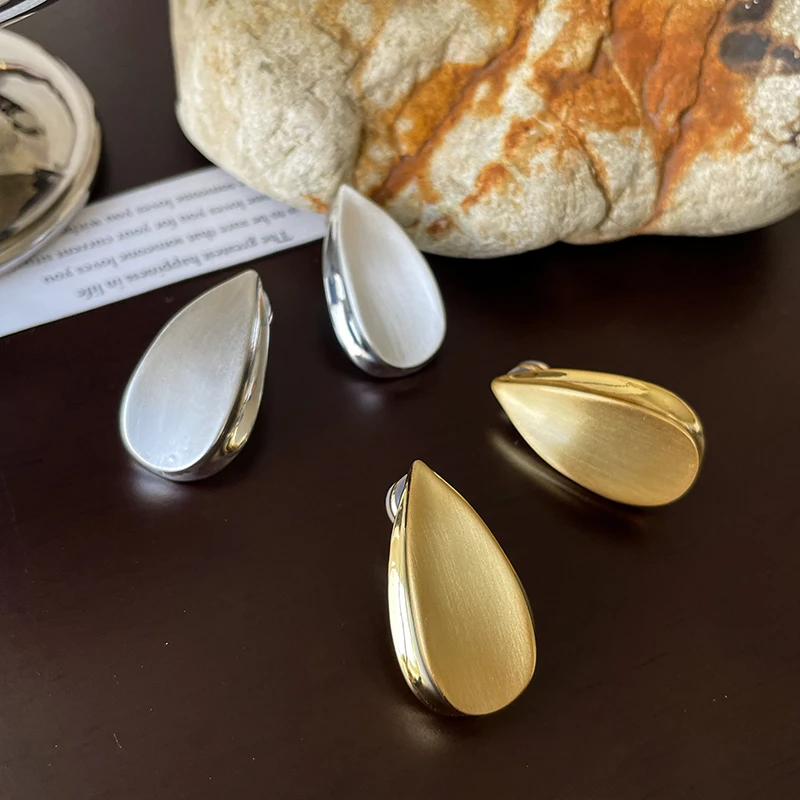 铜合金耳饰 法式极简百搭高级感拉丝瓜子状金属耳钉时尚简约金色