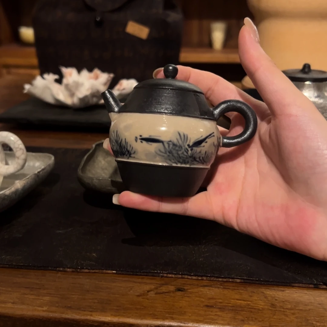 瓷片陶瓷。       陶瓷。