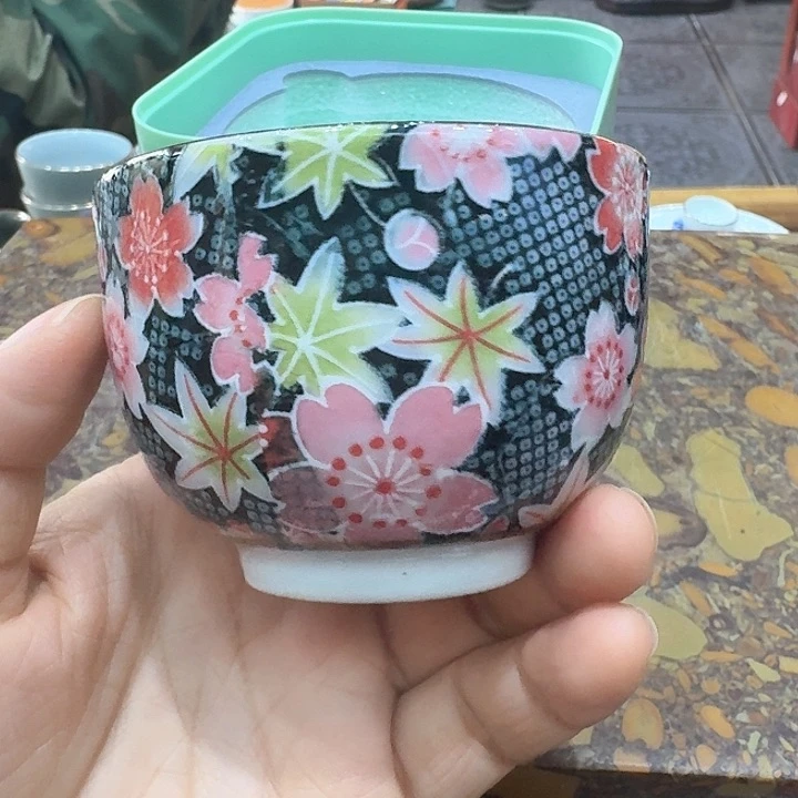 手绘茶杯一个。瓷