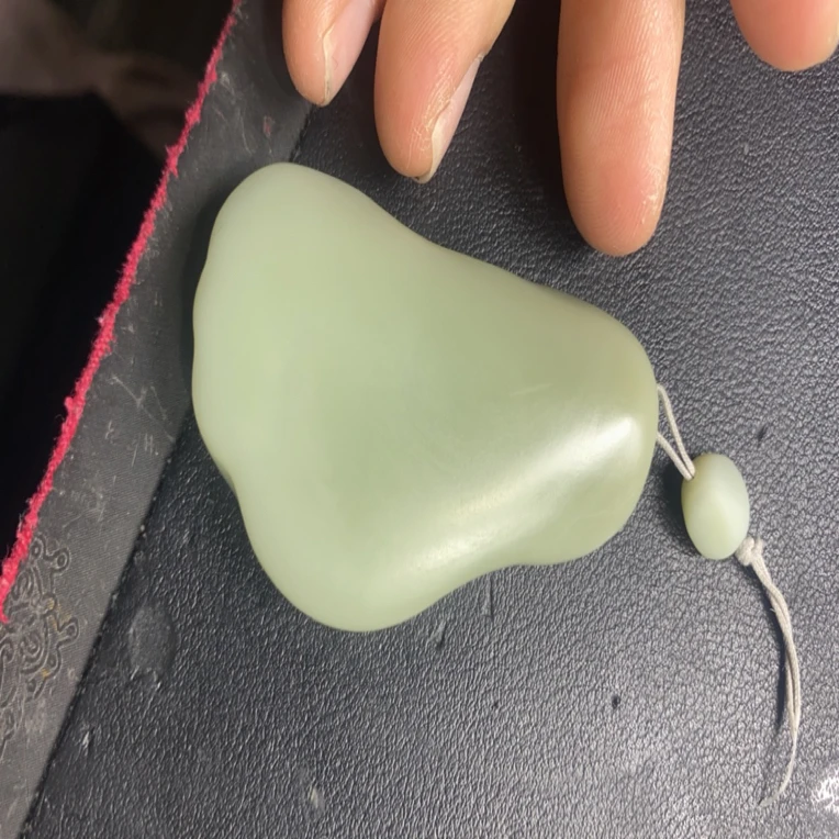 和田玉青白随型吊坠