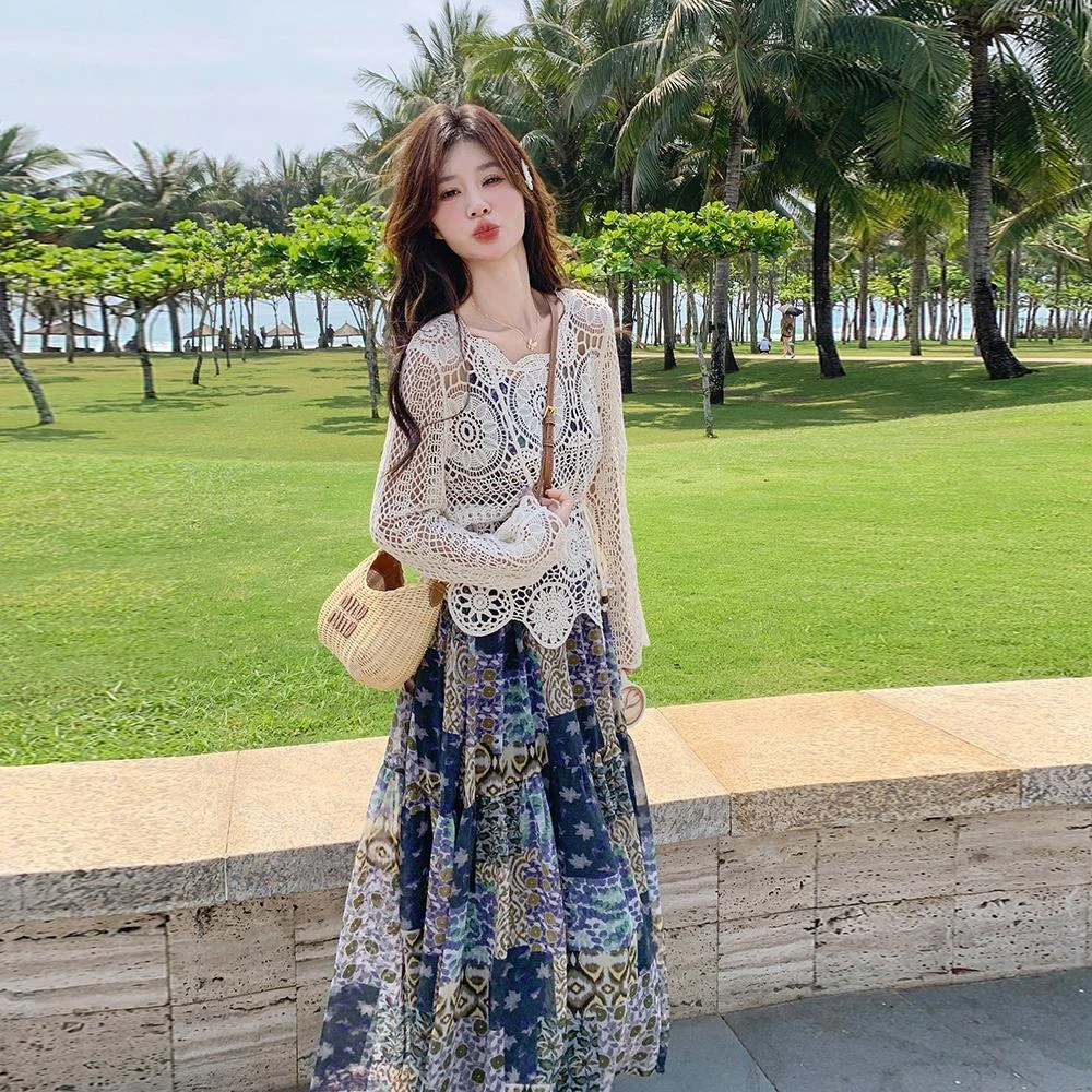 法式波西米亚碎花连衣裙套装女2025夏度假风钩花罩衫吊带裙两件套