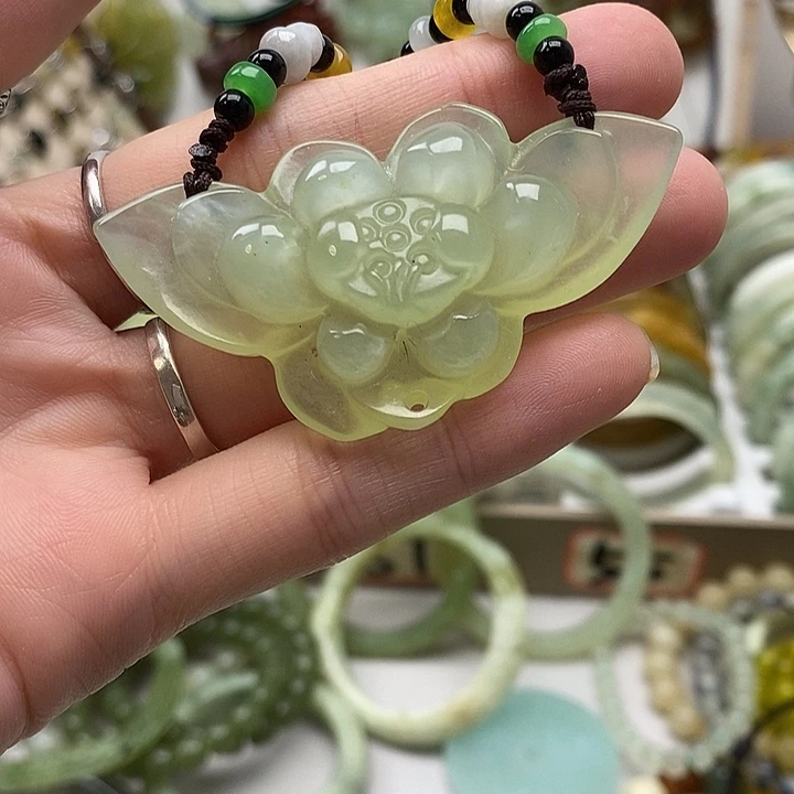 蛇纹石玉颈饰未镶嵌