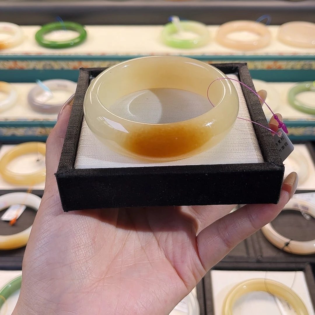 和田玉手镯未镶嵌蜜糖