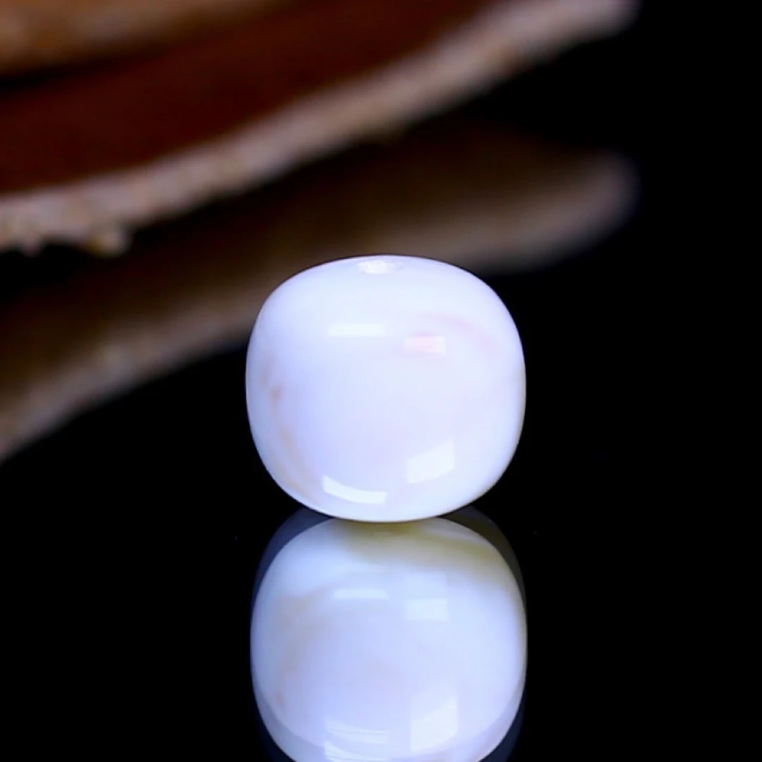 9.1*8.1mm俄料漆白老型单珠 蜡质相当瓷实 多样性发其一