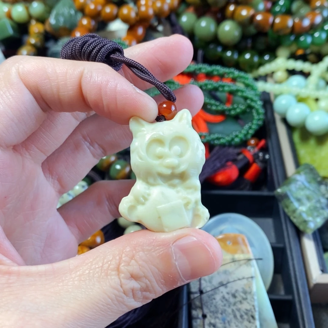 蛇纹石玉未镶嵌颈饰