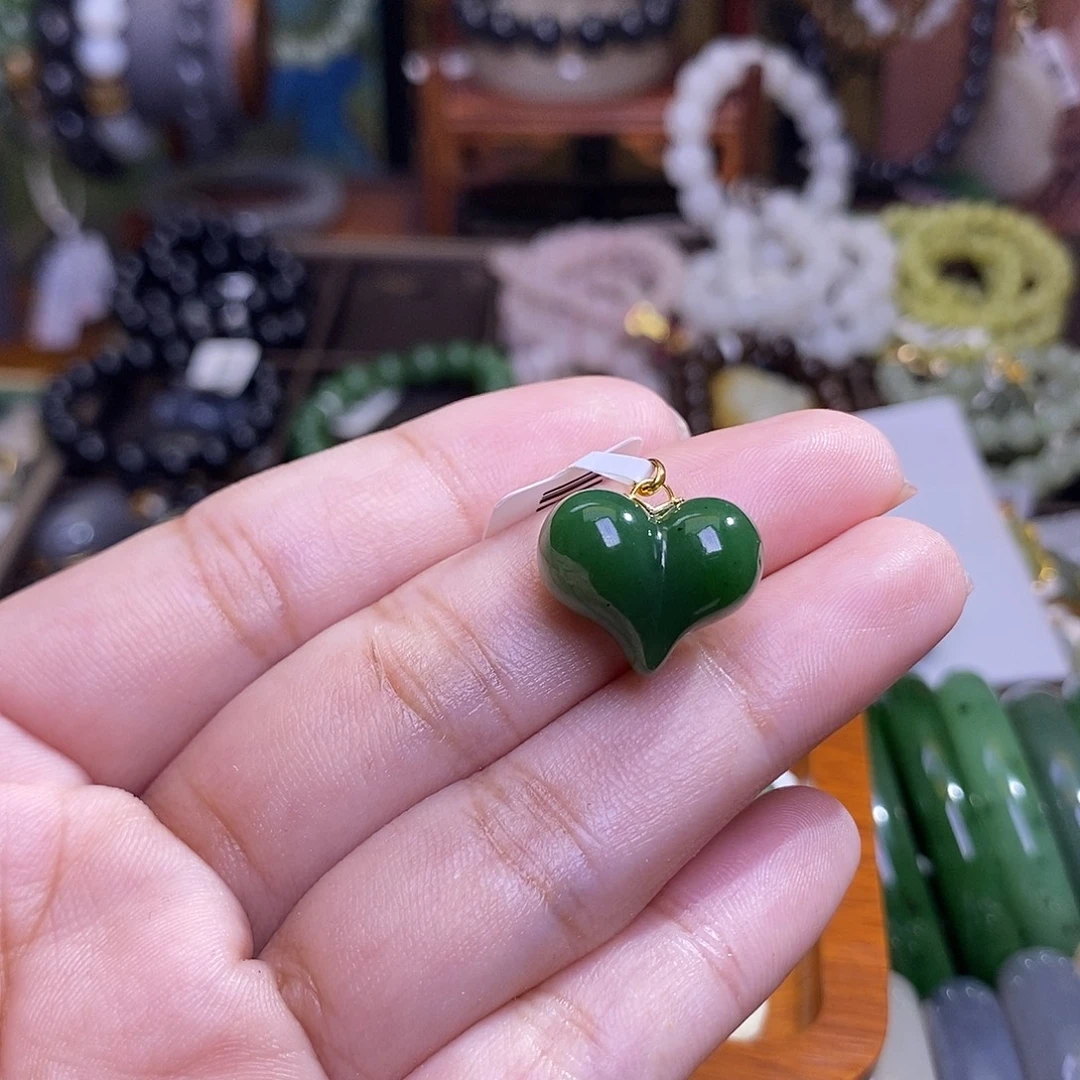 和田玉未镶嵌颈饰碧玉满色满绿老矿料金镶屁桃