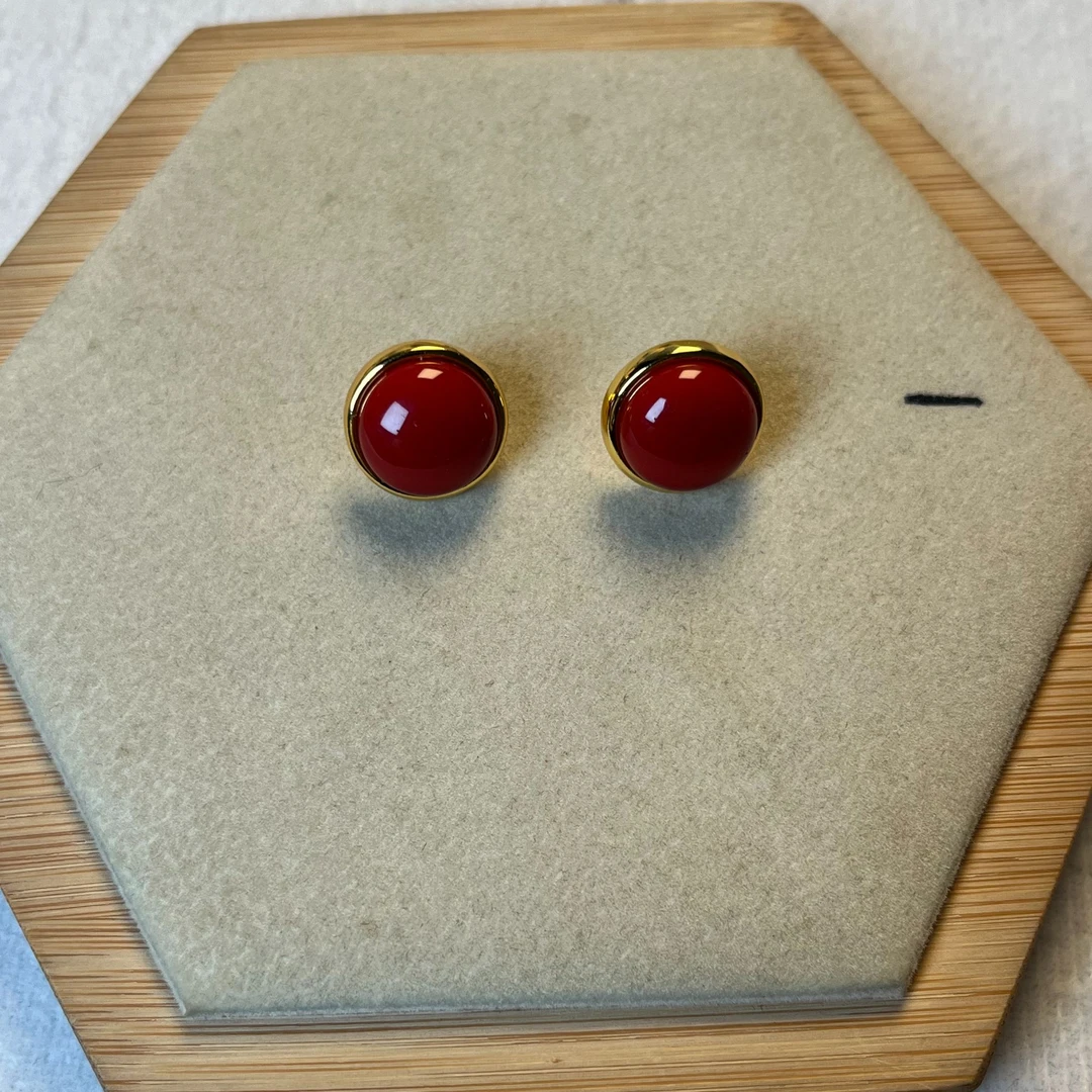 1010牛红色卡半圆耳钉