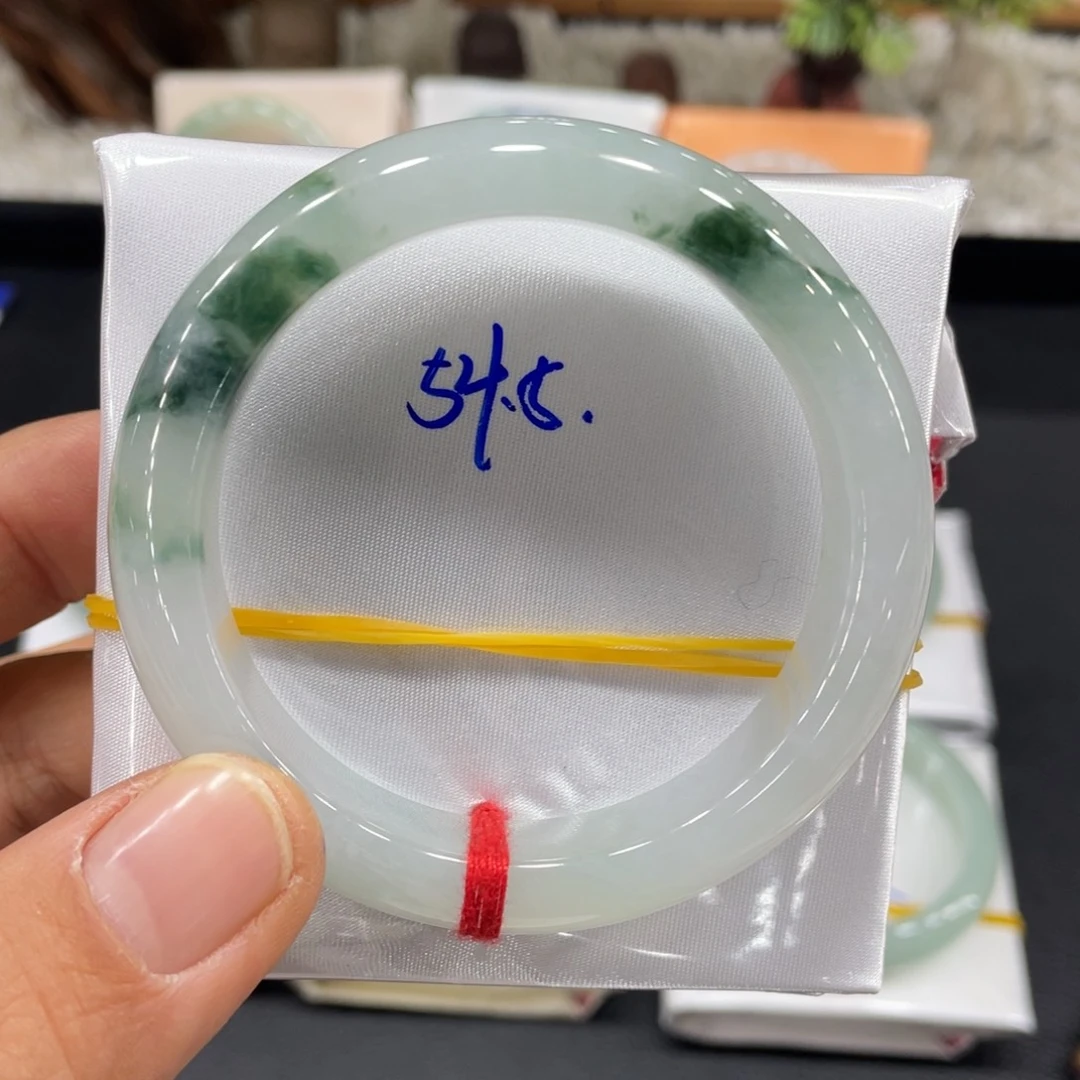 翡翠手镯未镶嵌翡翠